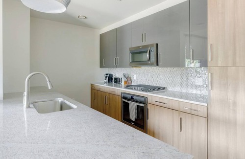 Houston Apartment | Landing | Stylish 2BD, Tennis Court, Gym