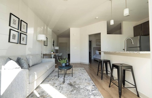 Charlotte Apartment | Landing | Stylish Studio, Gym, Pool