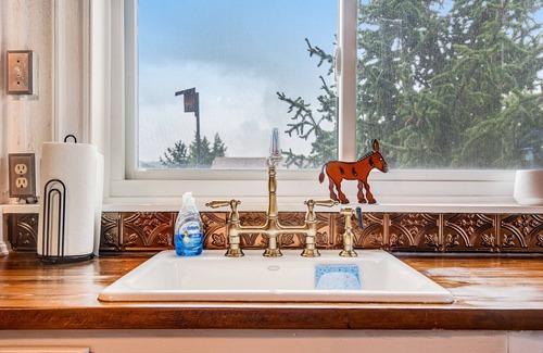 Cripple Creek House | Landmark home built in 1895 with porches, office & western-themed decor