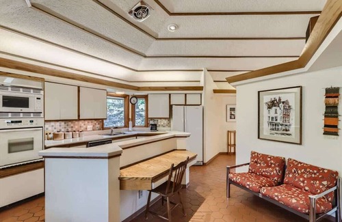 Devil's Thumb - Rolling Hill House | Landmark Mid Century Executive Rental