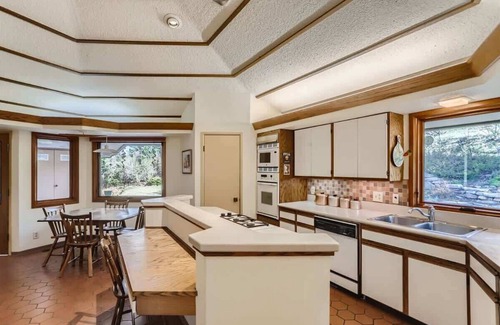 Devil's Thumb - Rolling Hill House | Landmark Mid Century Executive Rental