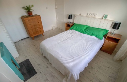 Bembridge House | Lane End Cottage Bembridge, Four Bedrooms Close To Beaches And Amenities.