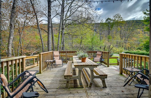 Lanesville House | Lanesville Home w/Pool Table, Bar & Deck!