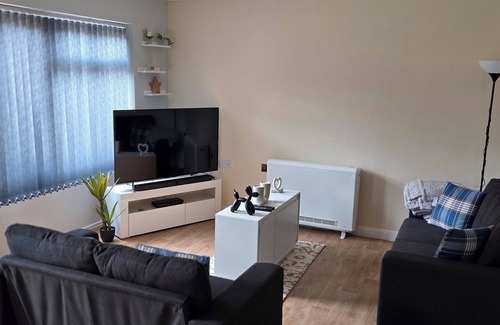Warwick House | Langcliffe House - 3 bed - Sleeps 5 - Wifi/Parkin/Garden