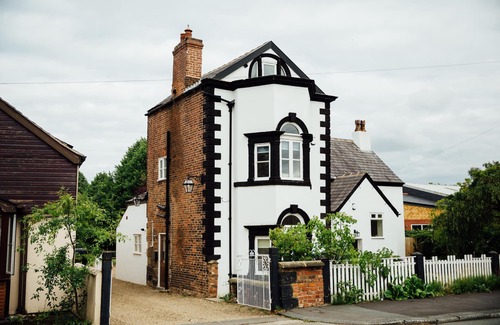 Leyland Cottage | Langs Hall, charming 3-bedroom cottage, Leyland, Lancashire, 10 mins from M6