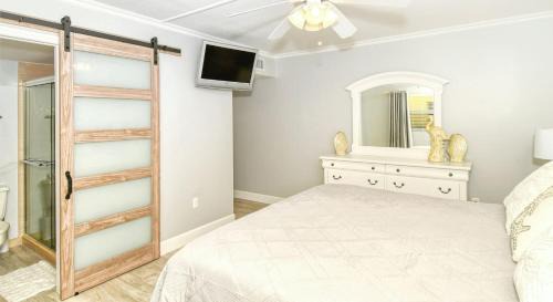 Longboat Key Apartment | LaPlaya 104A Gulf front Walk right from your lanai onto the private beach