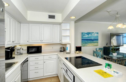 Longboat Key Condo | LaPlaya 109A-Enjoy the balmy breezes in this corner end unit right on the beach.