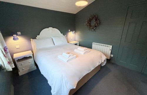 Crianlarich Ski Chalet | Lapwing Lodge with loch and mountain view