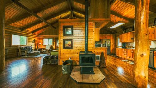 Eureka House | Larch Lodge - Secluded Cabin