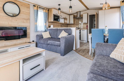 Cardigan House | Large 12ft-wide caravan with one double with en suite W.