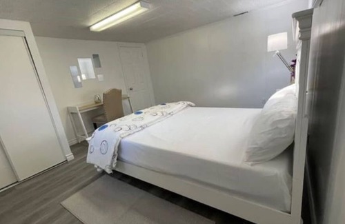 Scarborough Apartment | Large 3 BDR apt. free parking near Bluffers