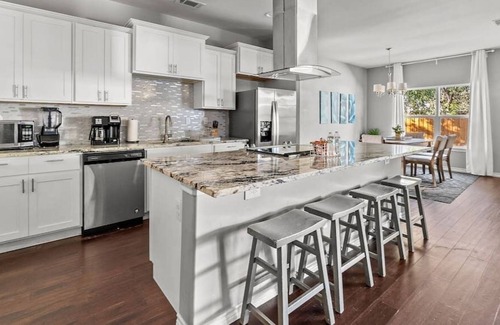 Oak Cliff House | Large 3BD|2BR by Oak Cliff Bishop Arts | Downtown
