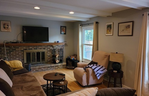Brookfield House | Large 4 bd 2.5 ba 2.5 att garage suburaban Milwaukee home convenient quiet area