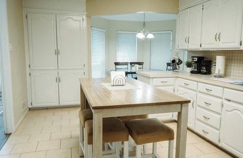 Abilene House | Large 4-bd 3 bath home + bonus room. Dogs are welcome w/fee. Sleeps 16+
