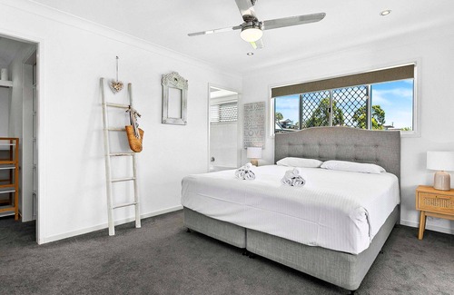 River Heads House | Large 4 Bedroom Home Walking Distance to Beach