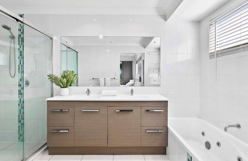 River Heads House | Large 4 Bedroom Home Walking Distance to Beach