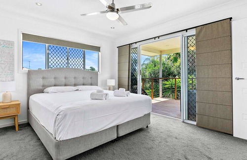 River Heads House | Large 4 Bedroom Home Walking Distance to Beach