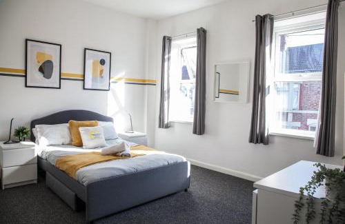 Wallasey Apartment | Large 4-Bedroom House, 6 Beds, Comfortable Home-from-Home, Great Deals