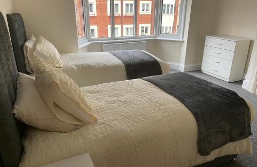 Bedford Apartment | Large 4 Bedroom Sleeps 8, Spacious Apartment for Contractors and Holidays near Bedford Centre - 1 FREE PARKING SPACE & FREE WIFI
