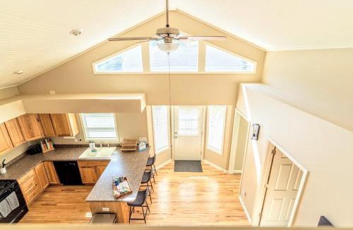 Como House | LARGE 5 Bed Lake Geneva Home 4 Blocks from Lake!