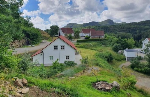 Flekkefjord House | Large 5-Bedroom, 2-Bathroom House in Hidra"