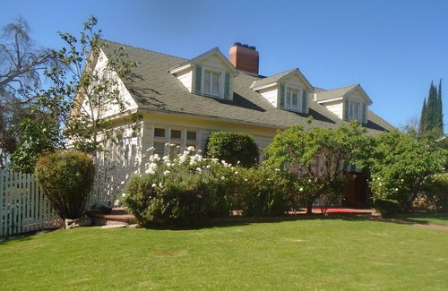 Glenwood House | Large 6 Bedroom home Beverly Hills area of Glendale, sleeps 12, with pool