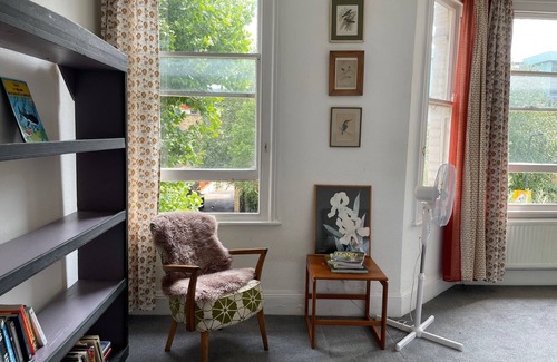 Brent Apartment | Large and airy first floor flat with two huge bedrooms