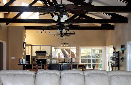 Rio Frio House | Large and Beautiful Home Directly Overlooking the Frio River
