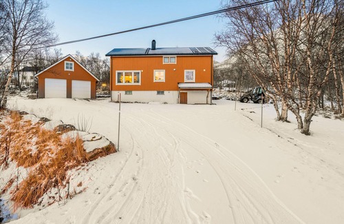 Tromvik House | Large and cozy cottage on the island of Kvaløya in the north of Norway.