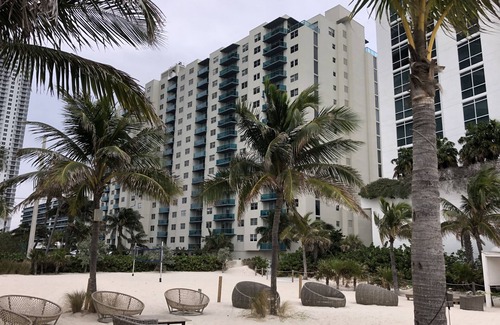 Hollywood South Central Beach Condo | Large and cozy Hollywood Condo on the beach in South Florida!