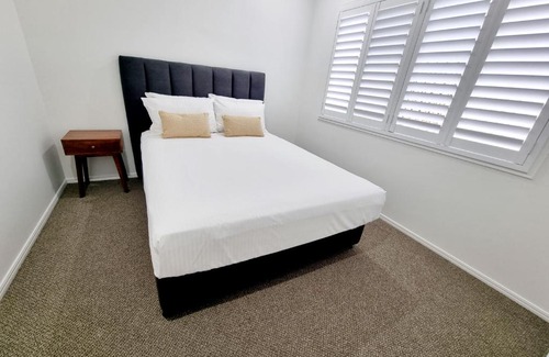 Urraween House | Large and Private Executive Home - Secure parking for boats