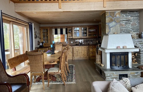 Kvam House | Large and spacious holiday home in the Hardangerfjord, with shoreline and hot tub.