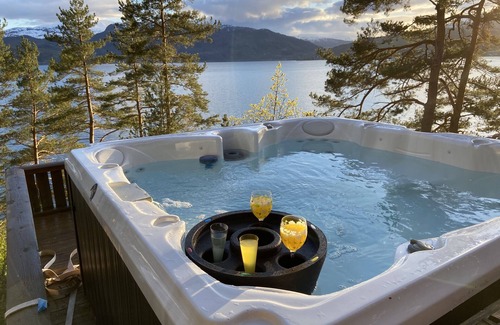 Kvam House | Large and spacious holiday home in the Hardangerfjord, with shoreline and hot tub.