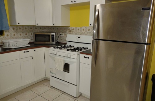 Estate Hermon Hill House | Large Apartment in Quiet Mid-island Location 10 Mins From Anything