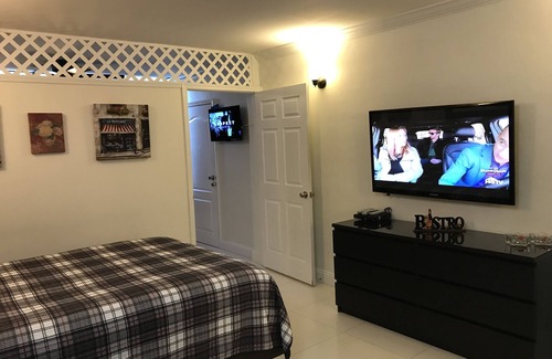 Galt Mile Resort | LARGE APARTMENT OCEAN MANOR RESORT