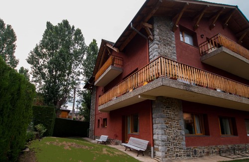 Puigcerda Apartment | Large apartment with direct access to the garden, near Lake Puigcerdà