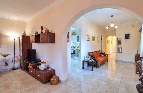 Kontokali Apartment | Large apartment with shared swimming pool and garden