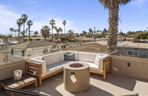 North Pacific Beach House | Large Beach Home | Ocean Views | Walk to Beach & Shops!