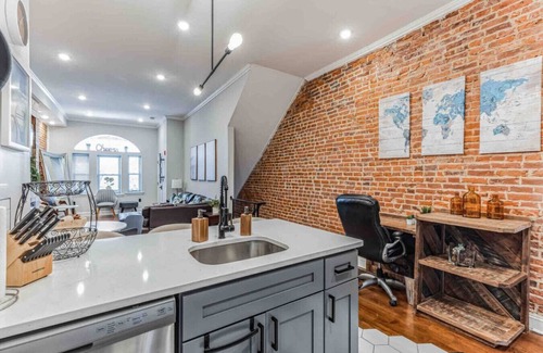 North Philadelphia West Apartment | Large Bi-Level 3/2 w/Patio | 10 min to DT