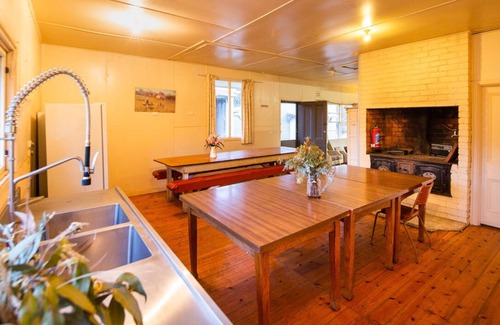 Maindample House | Large Bonnie Doon Accommodation farm retreat on Lake Eildon near Mansfield.n