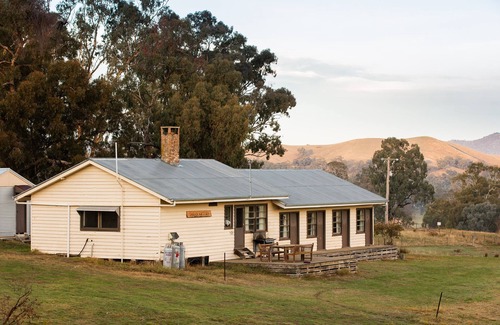 Maindample House | Large Bonnie Doon Accommodation farm retreat on Lake Eildon near Mansfield.n