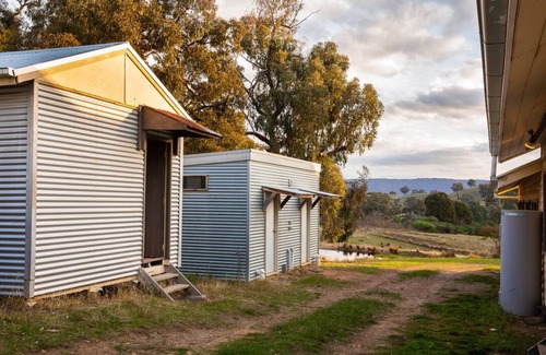 Maindample House | Large Bonnie Doon Accommodation farm retreat on Lake Eildon near Mansfield.n