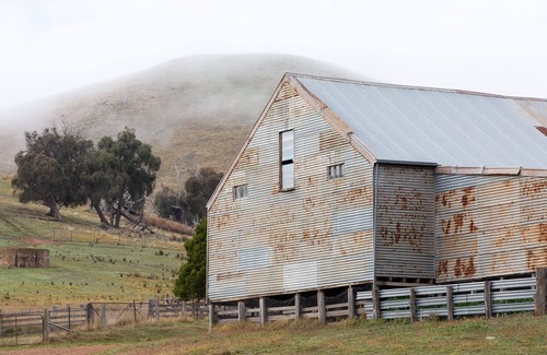 Maindample House | Large Bonnie Doon Accommodation farm retreat on Lake Eildon near Mansfield.n