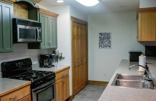 Mountain Base Cabin | Large Cabin- Game Room/Pool Table/Arcades/Hot Tub
