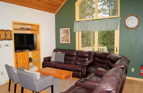 Friendship House | Large Cabin with WiFi - Sleeps 15. Great Location: near Castle Rock + WI Dells