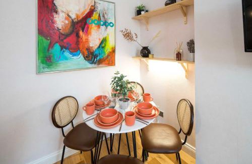 Addison Apartment | Large ceiling& nicely decorated cozy flat by the station