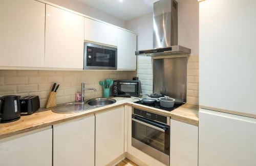 Addison Apartment | Large ceiling& nicely decorated cozy flat by the station