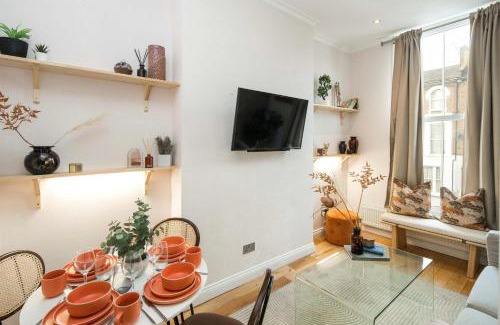 Addison Apartment | Large ceiling& nicely decorated cozy flat by the station