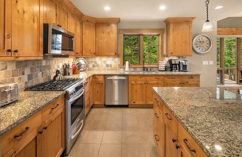 Cle Elum Condo | Large corner condo unit in the heart of Suncadia! Shared pool and hot tub.