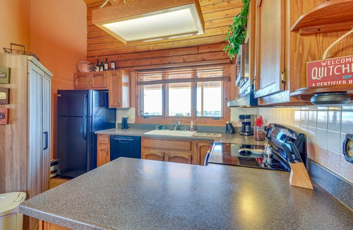 Diamond Valley House | Large Deck + Mountain Views: Prescott Getaway!